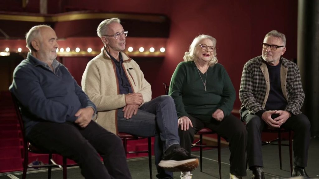 :
Vidéo
Ils se sont tant marrés ! "Envoyé spécial" fête les 50 ans du Splendid
Ils sont quatre sur la scène du théâtre qui porte le nom de leur bande d'amis, le Splendid. Dans "Envoyé spécial", ils fêtent avec Elise Lucet 50 ans de carrière, et s'expriment sur la disparition de Michel Blanc.