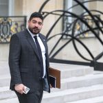 :
Vrai ou faux
Absentéisme dans la fonction publique : un nouveau rapport vient contredire le ministre Guillaume Kasbarian
Le ministre de la Fonction publique Guillaume Kasbarian veut augmenter le nombre de jours de carence dans le public, car l'absentéisme des agents de la fonction publique a augmenté. Sauf que, selon de nouveaux chiffres, leur absentéisme a en réalité diminué en 2023.
