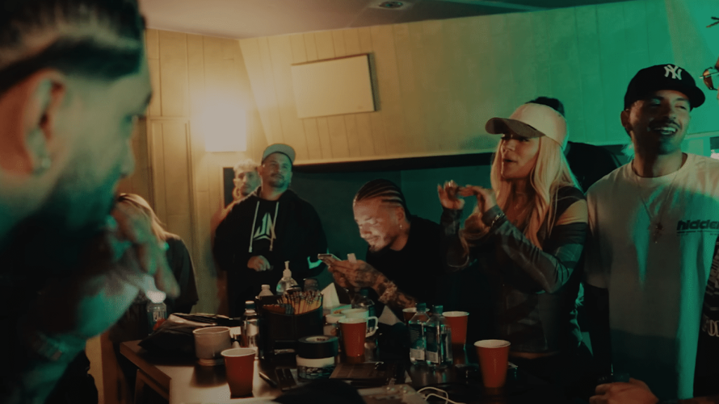 En Colombie, une chanson de reggaeton accusée de "sexualiser des mineurs"
La chanson "+57" comptabilise plus de 35 millions de vues sur YouTube. Elle a suscité de vives réactions, les artistes sont accusés de "sexualiser des mineurs et de faire l'apologie de la narcoculture".