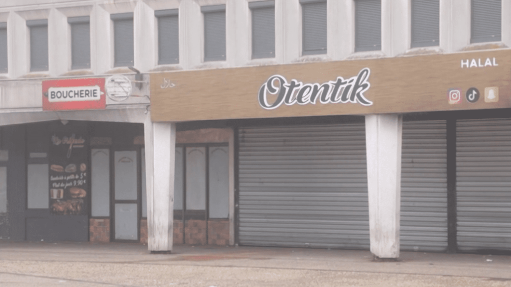 Poitiers : un adolescent entre la vie et la mort après une rixe
À Poitiers, jeudi 31 octobre, une fusillade devant un restaurant a fait cinq blessés, dont un adolescent de 15 ans, dont le pronostic vital est engagé. Une rixe est survenue entre des dizaines d'individus.