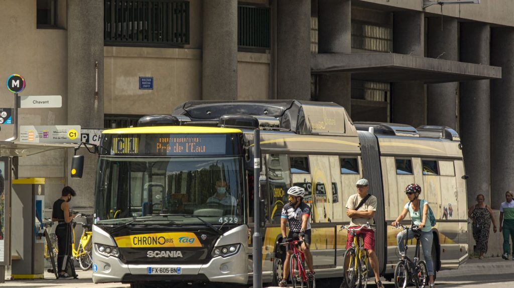 Grenoble : un chauffeur de tramway agressé avec une bombe de gaz lacrymogène
Les conducteurs de la M'Tag, le réseau de transport de la métropole, venaient juste de reprendre leur travail après une précédente agression et avoir fait exercer leur droit de retrait.