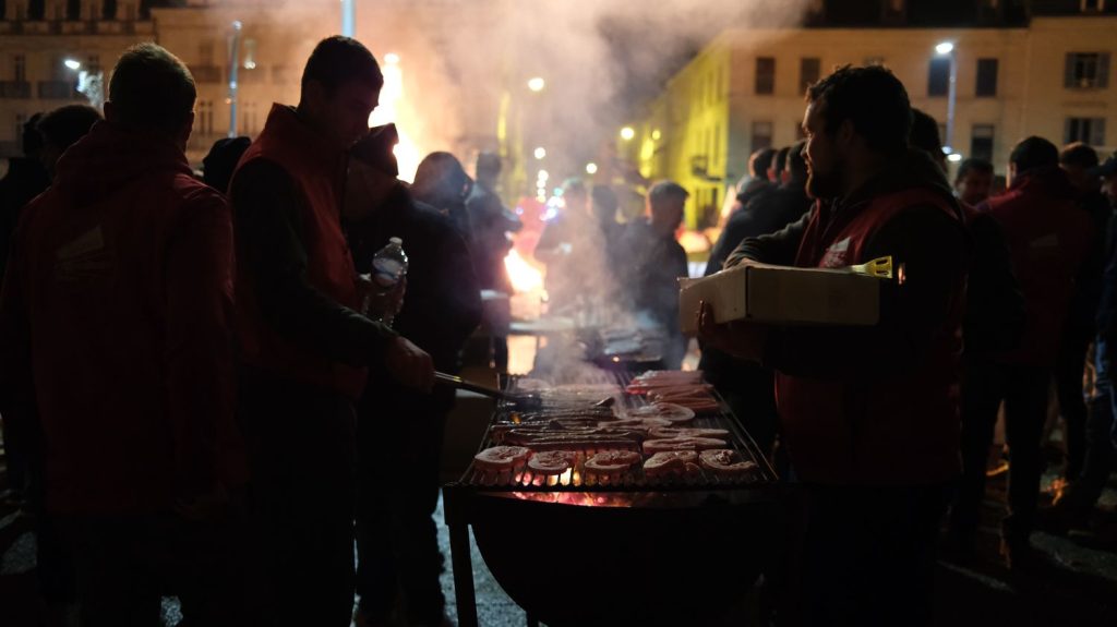 :
Reportage
"Pas sûr que le consommateur se rende compte du danger" : en Dordogne, des agriculteurs organisent un barbecue pour alerter sur l'accord avec le Mercosur
A l'appel de la FNSEA et des Jeunes Agriculteurs, plus de 80 tracteurs ont convergé vers Périgueux, lundi. Mais pas question de bloquer la circulation. "On veut avoir l'opinion publique avec nous", assume un leader syndical.