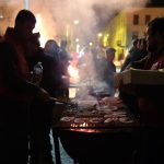 :
Reportage
"Pas sûr que le consommateur se rende compte du danger" : en Dordogne, des agriculteurs organisent un barbecue pour alerter sur l'accord avec le Mercosur
A l'appel de la FNSEA et des Jeunes Agriculteurs, plus de 80 tracteurs ont convergé vers Périgueux, lundi. Mais pas question de bloquer la circulation. "On veut avoir l'opinion publique avec nous", assume un leader syndical.