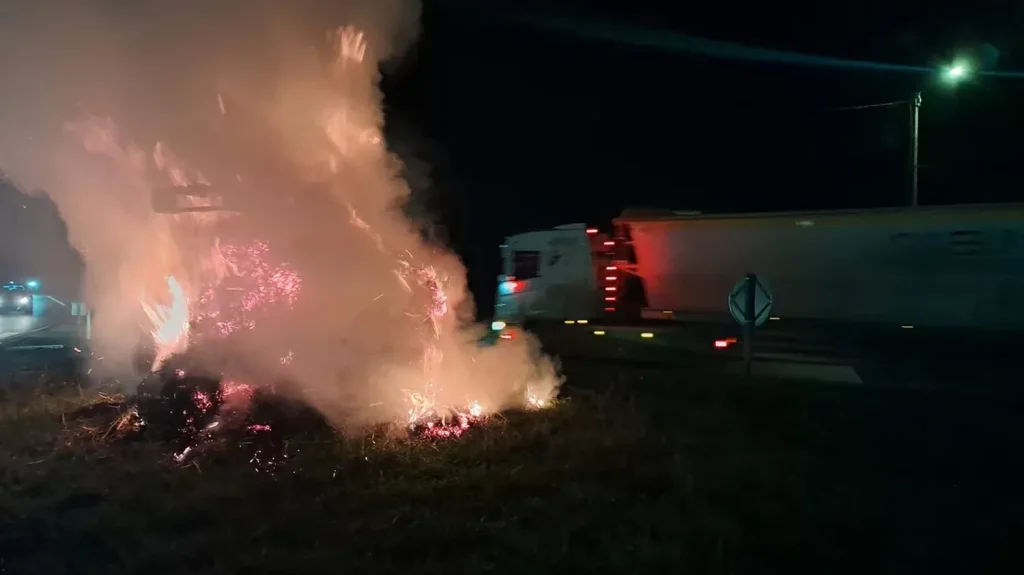 Colère agricole : des agriculteurs allument des "feux de la colère" dans une dizaine de communes de la Somme
La FDSEA de la Somme et les Jeunes agriculteurs 80 appellent à allumer des feux de palettes et de ballots de paille au bord de la route pour montrer le "désarroi et l'incompréhension face à une administration hors sol".