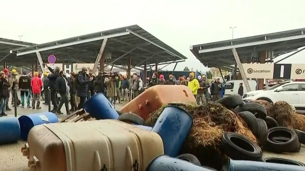 Colère des agriculteurs : la mobilisation se poursuit
La mobilisation des agriculteurs est entrée dans son troisième jour. Plusieurs centrales de la grande distribution ont été bloquées, notamment dans le sud-ouest de la France.