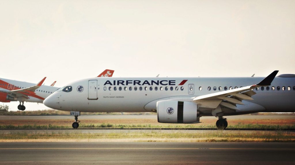 Hausse de taxe sur l'aérien : Air France applique déjà le renforcement de la mesure de solidarité prévu dans le Budget 2025
Avant même le vote du budget, la compagnie augmente la taxe de solidarité sur les voyages en avion. Cela concerne les billets vendus aujourd'hui pour les voyages de 2025. Mais il ne s'agit pas d'écologie.