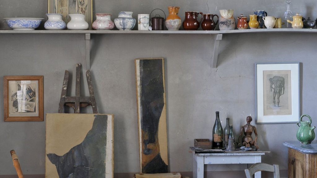 En 2025, à Aix-en-Provence, Paul Cézanne à l'honneur
Aix-en-Provence, la ville du peintre, proposera un parcours depuis son ancienne école de dessin, située au musée Granet, jusqu'à son atelier des Lauves, où il a peint les quatre dernières années de sa vie, en passant par la bastide du Jas de Bouffan.