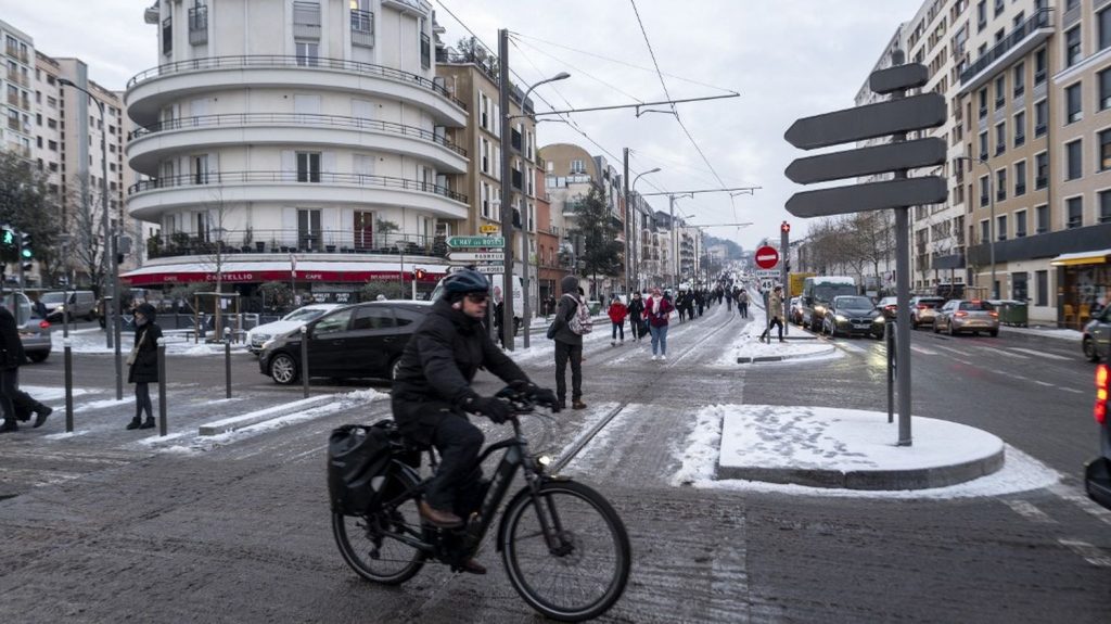 Dépression Caetano : le plan neige-verglas de niveau 2 activé à partir de jeudi en Ile-de-France
Météo-France a placé la région en vigilance orange neige et verglas de 11 heures à 20 heures. La vitesse est abaissée de 20 km/h sur les routes.