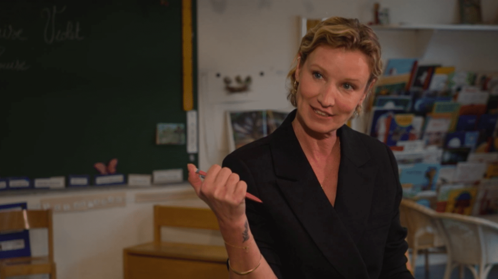 "Elle est dans un combat pour imposer l'école" : l'actrice Alexandra Lamy incarne Louise Violet dans un film d'époque
Samedi 2 novembre, le 13 Heures rencontre Alexandra Lamy, à l'affiche de "Louise Violet", où elle incarne une institutrice au siècle dernier qui va tout faire pour imposer l'école devenue laïque et obligatoire dans des campagnes assez récalcitrantes.