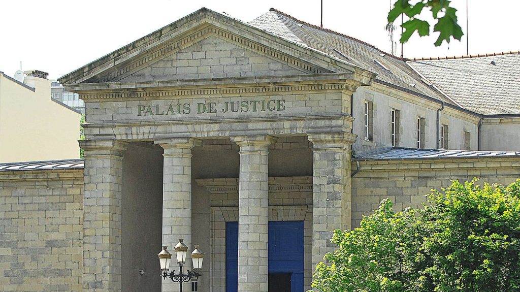 Dans le Finistère, l'ancien candidat du FN qui avait fait un salut nazi et crié "Heil Hitler" condamné à six mois de prison avec sursis
Fin mai, Jean-Yves Queinnec a fait un salut nazi en disant "Heil Hitler" dans l'espace culturel de Rosporden. Une réunion publique était alors organisée par la Ligue des Droits de l'Homme de Concarneau.