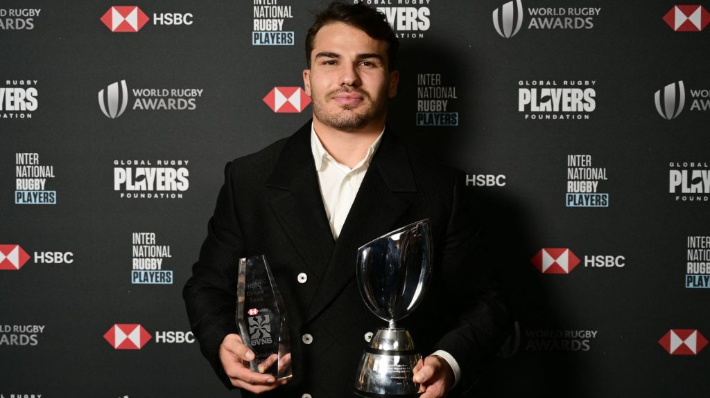 Rugby : Antoine Dupont élu meilleur joueur de l'année en rugby à 7
Sacré champion olympique cet été, le Français est devenu dimanche le premier joueur à être sacré meilleur joueur du monde à 7 et XV.