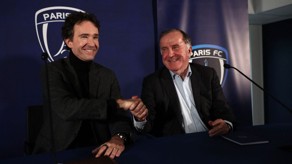 Football : la famille Arnault devient officiellement actionnaire majoritaire du Paris FC, Red Bull entre également au capital
Dans un communiqué publié vendredi, le club francilien annonce que l'homme d'affaires français va désormais détenir 52,4 % des parts. De son côté, Red Bull entre au capital pour 10,6%.