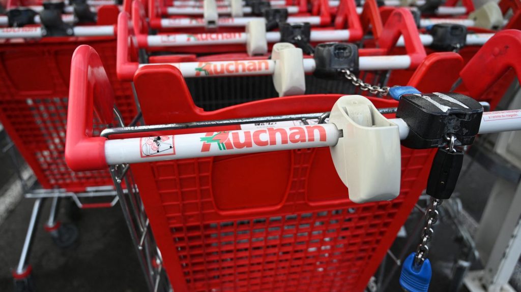Plan social chez Auchan : le distributeur "n’a pas su régler le problème des grands hypermarchés", analyse Frank Rosenthal, expert en marketing
Auchan s'apprête à présenter aux représentants de ses salariés un projet de plan social d'ampleur. Jusqu'à 2 300 emplois sont menacés.