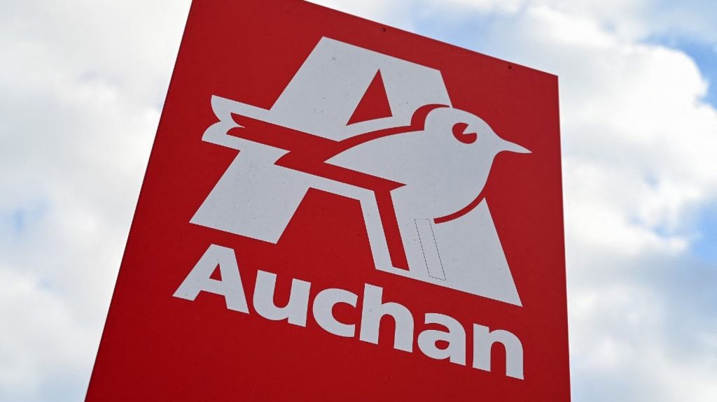Auchan annonce vouloir supprimer 2 389 emplois en France et fermer une dizaine de magasins
Il s'agit notamment de 784 postes au sein de ses sièges et 915 postes dans des magasins. Le distributeur prévoit l'arrêt de l'activité de livraison directe à domicile, qui entraînerait 224 suppressions de postes.