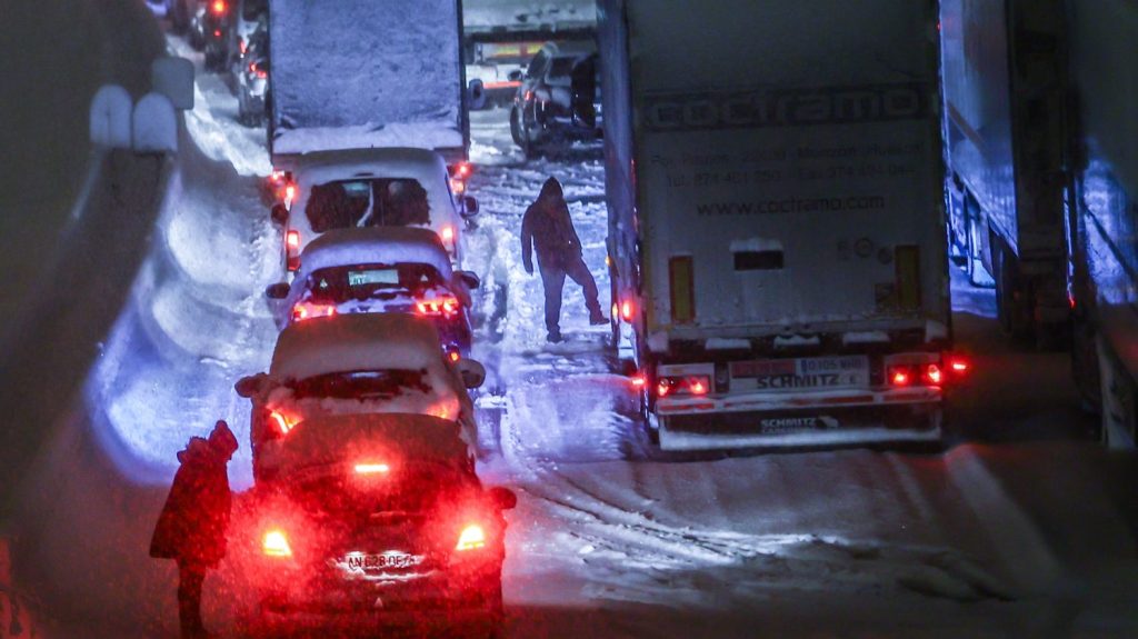 Tempête Caetano : "On n'a vu personne", témoigne un automobiliste coincé sur l'autoroute A36 depuis jeudi soir 21 heures
"Sur la radio autoroute, on nous a dit que des gens passeraient avec de l'eau et du café, on attend toujours", raconte-t-il vendredi matin à France Bleu Besançon.