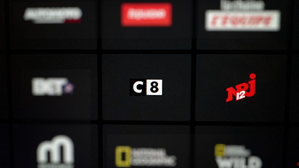Télévision : quel avenir pour C8 et NRJ12, après la décision de l'Arcom de leur retirer leur fréquence ?
Pour la première fois depuis que la régulation de l'audiovisuel existe en France, deux chaînes ont perdu leur fréquence accordée par le gendarme de la radio, la télévision et le numérique. Mais l'histoire de C8 et NRJ12 ne va pas forcément s'arrêter là.