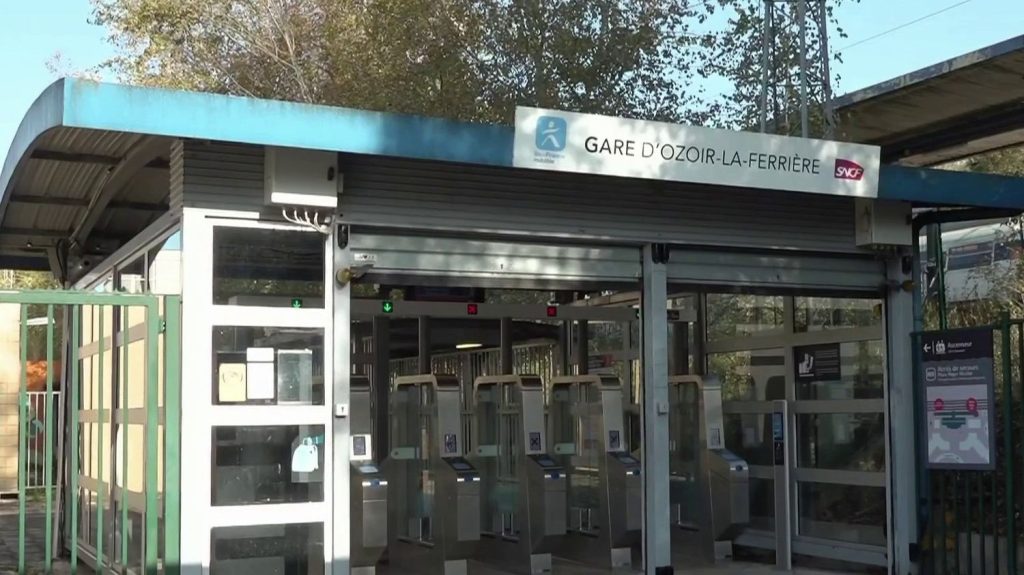 Seine-et-Marne : quatre blessés à coups de hache après une bagarre dans un RER
Quatre personnes ont été blessées, dont deux grièvement, dans une bagarre à coups de hache dans la gare RER d'Ozoir-la-Ferrière, en Seine-et-Marne, lundi 4 novembre.