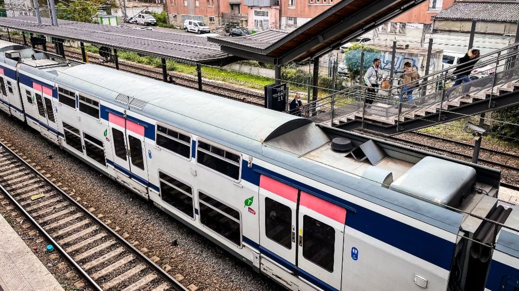 Quatre personnes blessées dont deux grièvement, à coups de hache, dans le RER E en gare d'Ozoir-la-Ferrière
Selon les premiers éléments de l'enquête, une bagarre a éclaté entre plusieurs passagers, lundi, vers 8 heures. Une victime a eu la main tranchée et une autre a eu le crâne ouvert, a précisé une source policière à France Télévisions.