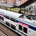Quatre personnes blessées dont deux grièvement, à coups de hache, dans le RER E en gare d'Ozoir-la-Ferrière
Selon les premiers éléments de l'enquête, une bagarre a éclaté entre plusieurs passagers, lundi, vers 8 heures. Une victime a eu la main tranchée et une autre a eu le crâne ouvert, a précisé une source policière à France Télévisions.