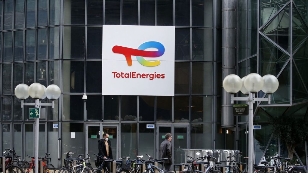 TotalEnergies voit ses bénéfices nets s'effondrer au troisième trimestre
Avec plus de 2 milliards d’euros de moins, le bénéfice net de TotalEnergies s’est effondré en cette fin d'année 2024. Au moment où l'État espérait taxer une partie de ces profits, la nouvelle annoncée jeudi tombe plutôt mal.