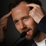 L'acteur Benjamin Lavernhe, qui incarnait l'abbé Pierre dans un biopic, se dit "effondré" et parle de "trahison"
"De se dire qu’on est passés à côté de ça et qu’on ne l’a pas vu, c’est ça qui est le plus terrible", décrit l'acteur à propos des accusations de violences sexuelles perpétrées durant des années par l'abbé. Son témoignage est à retrouver dans l'émission "Beau Geste", à voir ce soir sur France 2.
