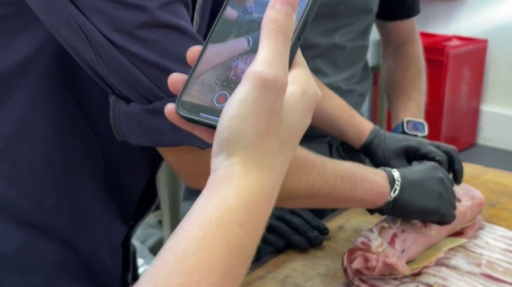 Réseaux sociaux : les bouchers se mettent en scène
En Gironde, un père boucher et son fils postent leur travail sur les réseaux sociaux. Leurs ventes ont augmenté de 40%, tandis qu'ils valorisent le métier de boucher.