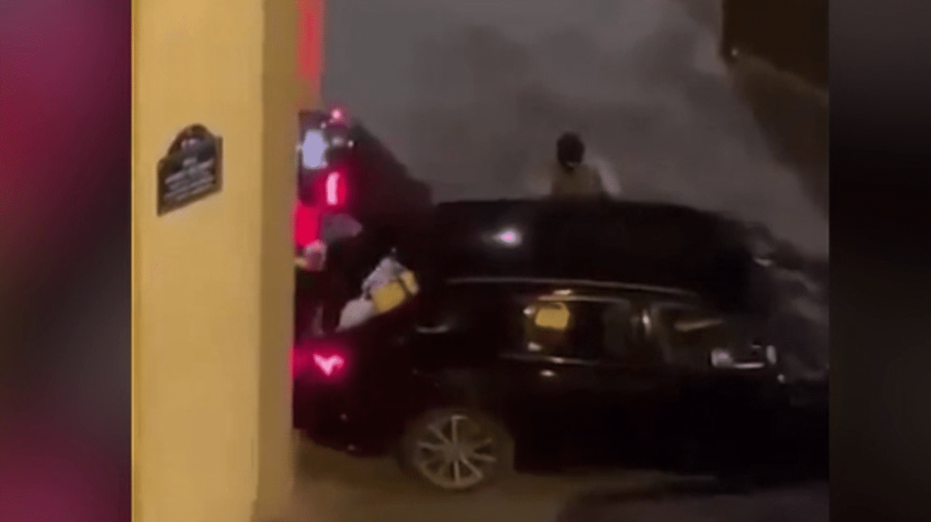 A Paris, le nouveau braquage d'une boutique Louis Vuitton filmé par des voisins qui ont interpellé les malfaiteurs
Une boutique de luxe a été braquée en plein cœur de la capitale pour la deuxième fois en un mois dans la nuit de dimanche à lundi. Sur les images, on voit le mode opératoire des malfrats, qui sont toujours en fuite.
