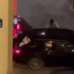 A Paris, le nouveau braquage d'une boutique Louis Vuitton filmé par des voisins qui ont interpellé les malfaiteurs
Une boutique de luxe a été braquée en plein cœur de la capitale pour la deuxième fois en un mois dans la nuit de dimanche à lundi. Sur les images, on voit le mode opératoire des malfrats, qui sont toujours en fuite.