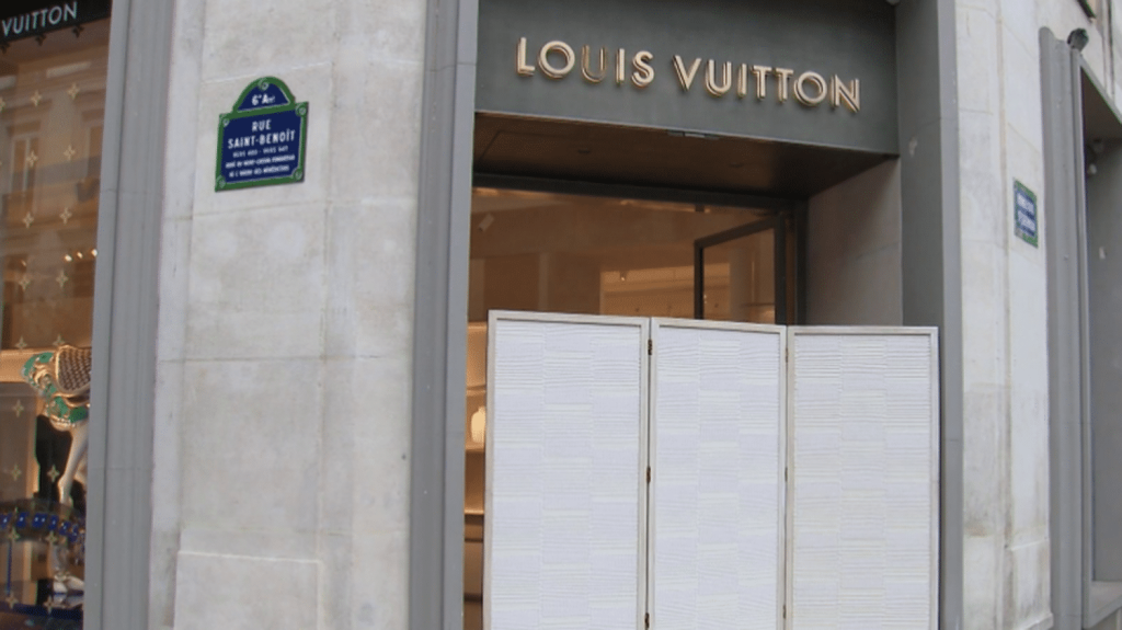 Cambriolage : à Paris, la boutique Louis Vuitton braquée pour la deuxième fois en un mois
Les cambrioleurs de la boutique Louis Vuitton du 6e arrondissement de Paris ont pris la fuite le matin du lundi 11 novembre. Ils ont attaqué l'entrée à la voiture bélier et emporté des sacs, comme la dernière fois, le 30 septembre.