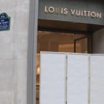 Cambriolage : à Paris, la boutique Louis Vuitton braquée pour la deuxième fois en un mois
Les cambrioleurs de la boutique Louis Vuitton du 6e arrondissement de Paris ont pris la fuite le matin du lundi 11 novembre. Ils ont attaqué l'entrée à la voiture bélier et emporté des sacs, comme la dernière fois, le 30 septembre.