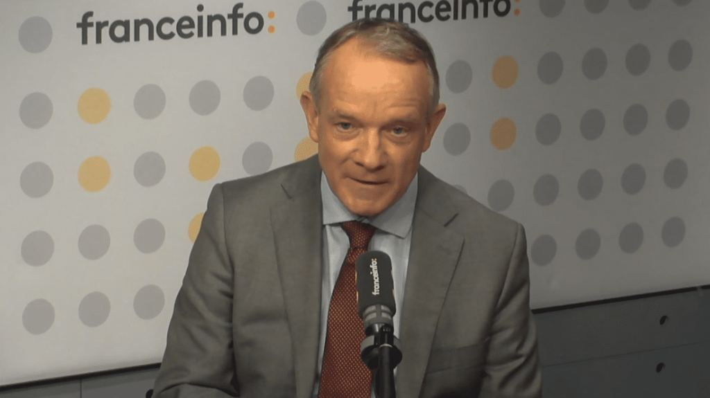 Plans sociaux : le nombre de défaillances d'entreprises de taille moyenne a augmenté de "46% en un an", note la CPME
"On estime aujourd'hui qu'autour de 250 000 emplois sont menacés à travers des plans de sauvegarde ou de mise en redressement", alerte Jean-Eudes du Mesnil, secrétaire général de la CPME.
