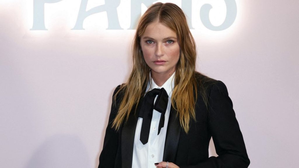 "Ça fait du bien de faire les choses seulement par passion", estime Camille Razat, l'actrice révélée par la série Emily in Paris
Tous les jours, une personnalité s'invite dans le monde d'Élodie Suigo. Mercredi 20 novembre 2024 : la comédienne et productrice Camille Razat. Elle est à l'affiche du film "Prodigieuses" de Frédéric et Valentin Potier qui sort mercredi 20 novembre.