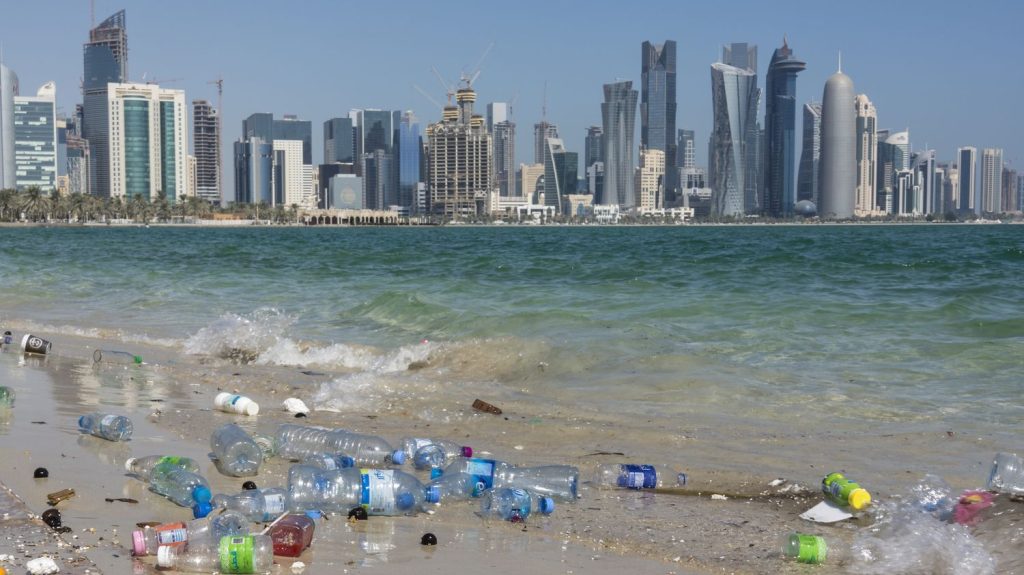 Le plastique envahit la chanson
Alors qu'on a de soudaines craintes sur les ustensiles de cuisine en plastique noir, constatons qu'il n'y a pas que les océans qui soient pollués : on trouve beaucoup de plastique dans les chansons.