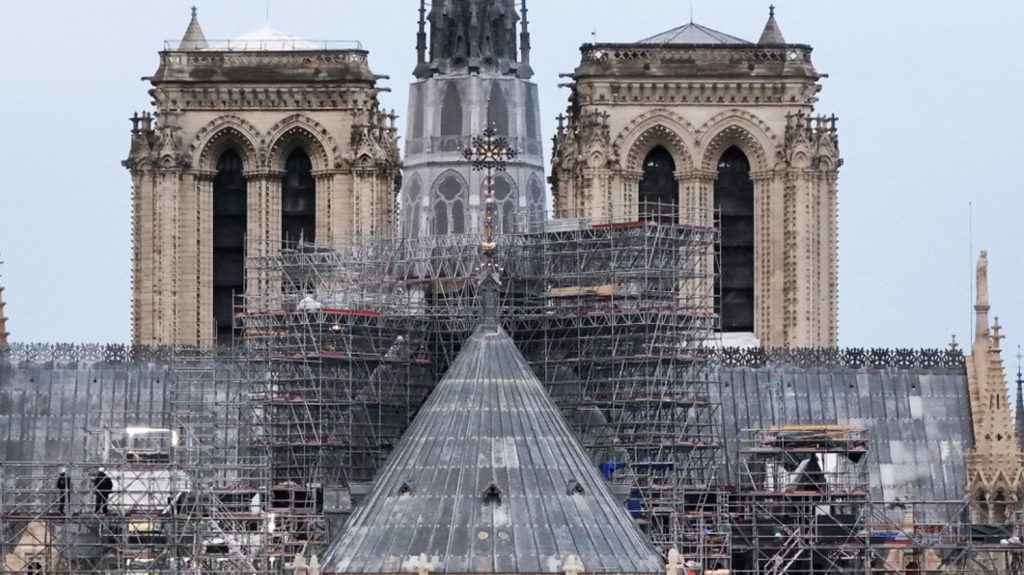 Notre-Dame de Paris : de l'incendie à la réouverture, les grandes étapes d'un chantier hors norme
L'exceptionnel chantier, qui a démarré dès la maîtrise de l'incendie et s'est étendu sur cinq années, aura été émaillé de grandes joies, de deuils et de polémiques.