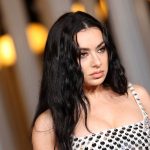 La chanteuse britannique Charli XCX, "symbole" de la génération "brat", tête d'affiche du festival We Love Green
L'artiste de 32 ans, aux sept nominations à la prochaine grand-messe américaine des Grammy Awards, se produira pour un unique concert en France.