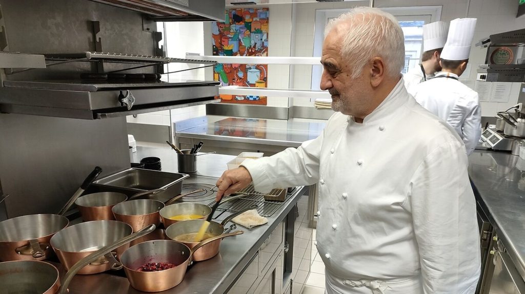 "C'est la plus belle des décorations" : deux chefs français en tête de La Liste, prestigieux classement des cuisines du monde
Les chefs français Guy Savoy et Arnaud Donkele ont été sacrés meilleurs chefs du monde, lundi, dans le classement La Liste. Sept autres Français font partie de la liste.