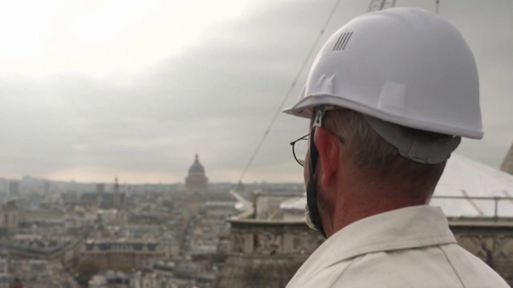 Sur le chantier de Notre-Dame de Paris, une chorale réunit les ouvriers
Initiée par une archéologue et une ingénieure de la reconstruction de la cathédrale Notre-Dame de Paris, une chorale réunit les travailleurs du chantier, du sculpteur au charpentier. Une tradition qui soude l'équipe, bien au-delà du projet.