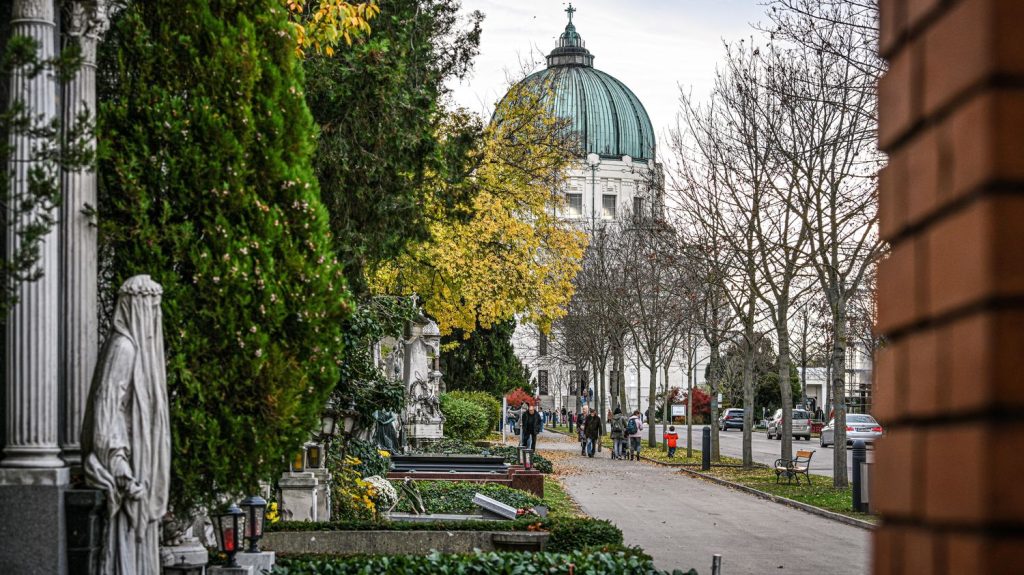 "La tradition du beau cadavre" : en Autriche, le cimetière de Vienne, le deuxième plus grand d’Europe, fête ses 150 ans
Depuis des siècles, les Viennois ont développé une relation particulière à la mort. Ils plaisantent et chantent avec elle, et s’y intéressent pour en avoir moins peur. La preuve avec ces visites guidées nocturnes du mythique cimetière central de Vienne.