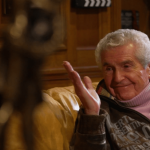 "Ce qui compte, c'est ce qu'on va dire au dernier moment" : Claude Lelouch sort "Finalement", son 51e film
L'infatigable Claude Lelouch signe "Finalement", en salle mercredi 13 novembre. Le personnage principal fuit sa famille, ses amis et la société même, dans l'espoir de s'alléger un peu. Qu'a-t-il en commun avec le réalisateur ?