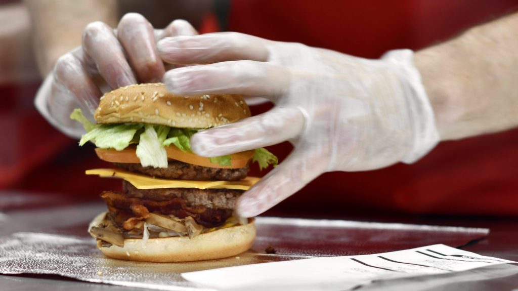 "Inattendu et surprenant", mais pas "pérenne" : trois questions sur la collaboration entre Burger King et KFC
Les deux marques de fast-food sortent un burger en commun. Une opération étonnante, même si les partenariats entre marques se multiplient désormais.