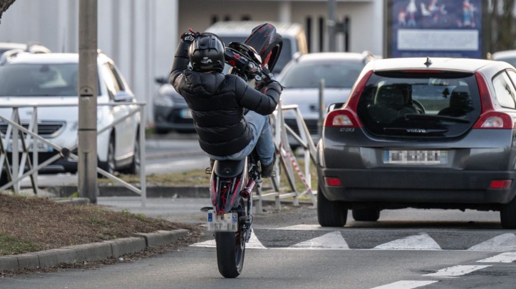 Une jeune passagère d'une moto tuée lors d'un rodéo urbain à Bassens
Deux moto de cross sont entrées en collision dimanche, sur la rive droite de Bordeaux. Au même endroit, un jeune motard de 22 ans avait perdu la vie l'été dernier.