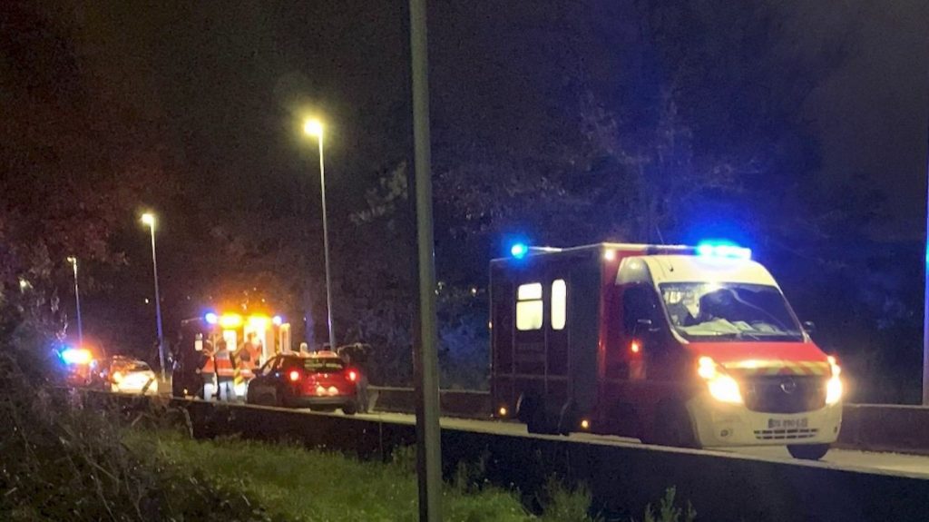 Rodéos urbains : violente collision près de Bordeaux, une adolescente de 18 ans tuée sur le coup
Un accident mortel a eu lieu dimanche 24 novembre au soir, dans le cadre d'un rodéo urbain au niveau de la commune de Bassens, près de Bordeaux. Une jeune fille de 18 ans est décédée des suites du choc. Les deux conducteurs ont été hospitalisés.