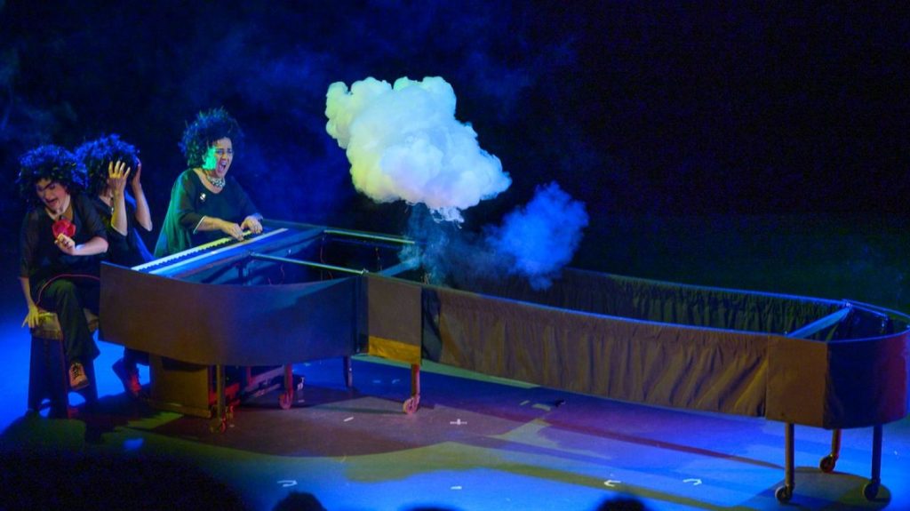 "Le Phoenix de ces dames" : récital acrobatique de trois pianistes, entre performance et humour
Les musiciennes en font voir de toutes les couleurs à un piano révolutionnaire, le Phoenix, dans un concert déjanté.