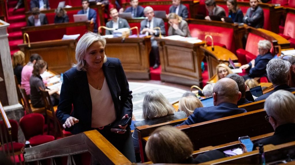 Electricité, AME, retraites… Les concessions de Michel Barnier au RN pour éviter la censure de son gouvernement
Bien que le gouvernement ait accédé à plusieurs demandes du Rassemblement national dans le texte du budget 2025, Marine Le Pen menace toujours Michel Barnier de faire voter la censure de son gouvernement par les députés de son parti.