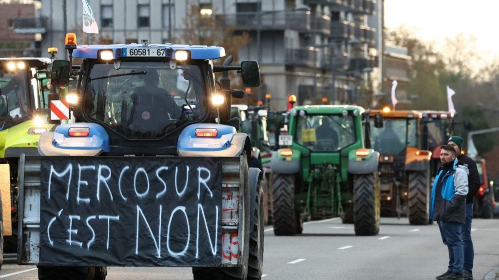 Mercosur : l'article à lire pour comprendre le conflit autour de l'accord commercial qui provoque la colère des agriculteurs
De nombreux agriculteurs français critiquent le projet de traité entre l'UE et cinq pays d'Amérique latine. Le texte prévoit de réduire les taxes entre les deux continents pour favoriser les échanges.