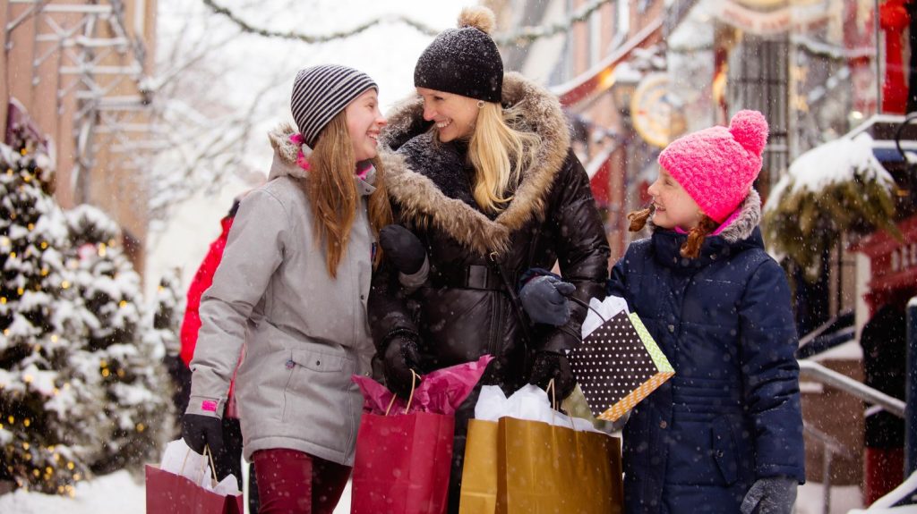 Faire ses achats en avance pour Noël, c'est un bon ou mauvais calcul ?
L'achat des cadeaux de Noël commence peut-être à vous trotter déjà dans la tête. Comment s'y prendre et selon quel timing par rapport aux fêtes de Noël ? Les conseils de Fanny Guinochet.