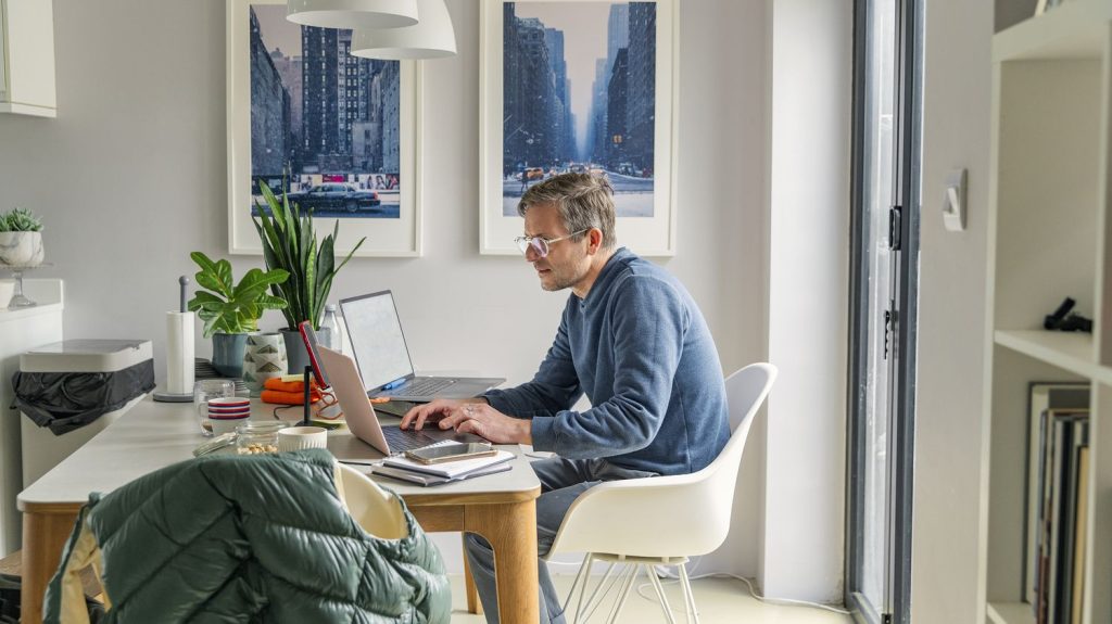 Transports, immobilier.. quelle est la face cachée du télétravail ?
Le télétravail n’est pas sans conséquences sur les régions françaises. Une enquête publiée par France Stratégie apporte un nouvel éclairage.