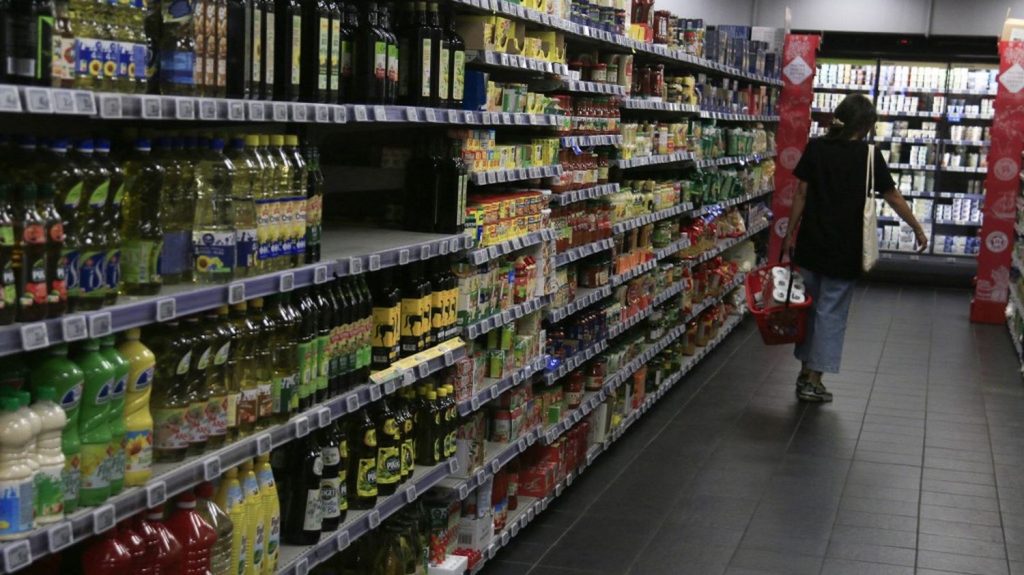 Carrefour conteste une amende de 10,3 millions d'euros infligée à sa centrale d'achats
La centrale d'achats Eureca a été sanctionnée par la direction de la répression des fraudes pour non-respect de la date butoir de conclusion des contrats avec les fournisseurs agro-industriels.