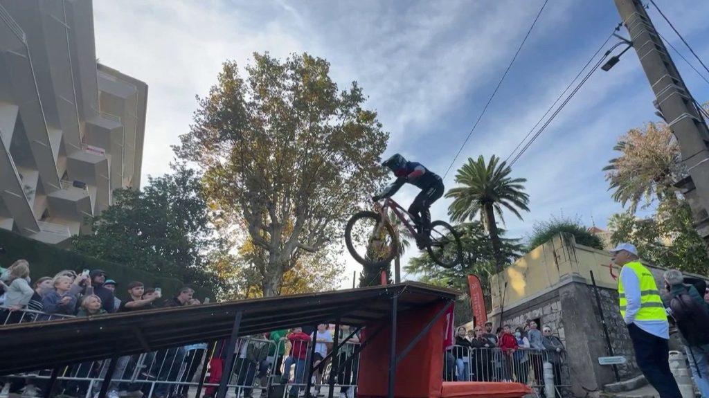 Alpes-Maritimes : Grasse transformée en piste de VTT de descente pour une course spectaculaire
Une nouvelle fois, la ville de Grasse (Alpes-Maritimes) a accueilli des vététistes de descente professionnels pour une course à couper le souffle à travers le centre historique. Les spectateurs étaient au rendez-vous, dimanche 10 novembre.
