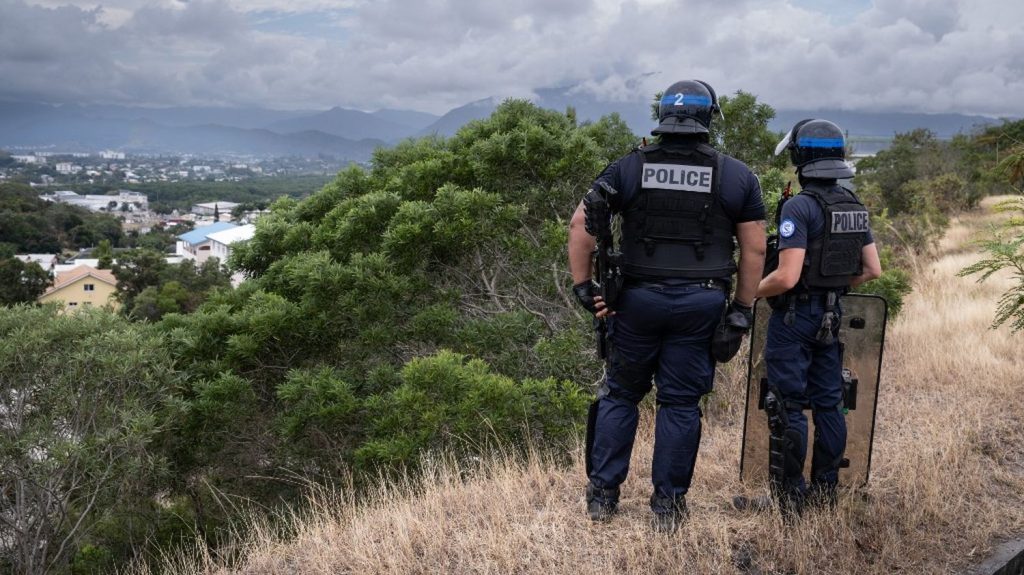 Crise en Nouvelle-Calédonie : le couvre-feu imposé depuis mi-mai va encore être allégé
L'interdiction de déplacement sera désormais en vigueur entre minuit et 5 heures du matin dans l'archipel.